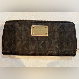 Michael Kors Jet Set Signature Zip Wallet in Brown